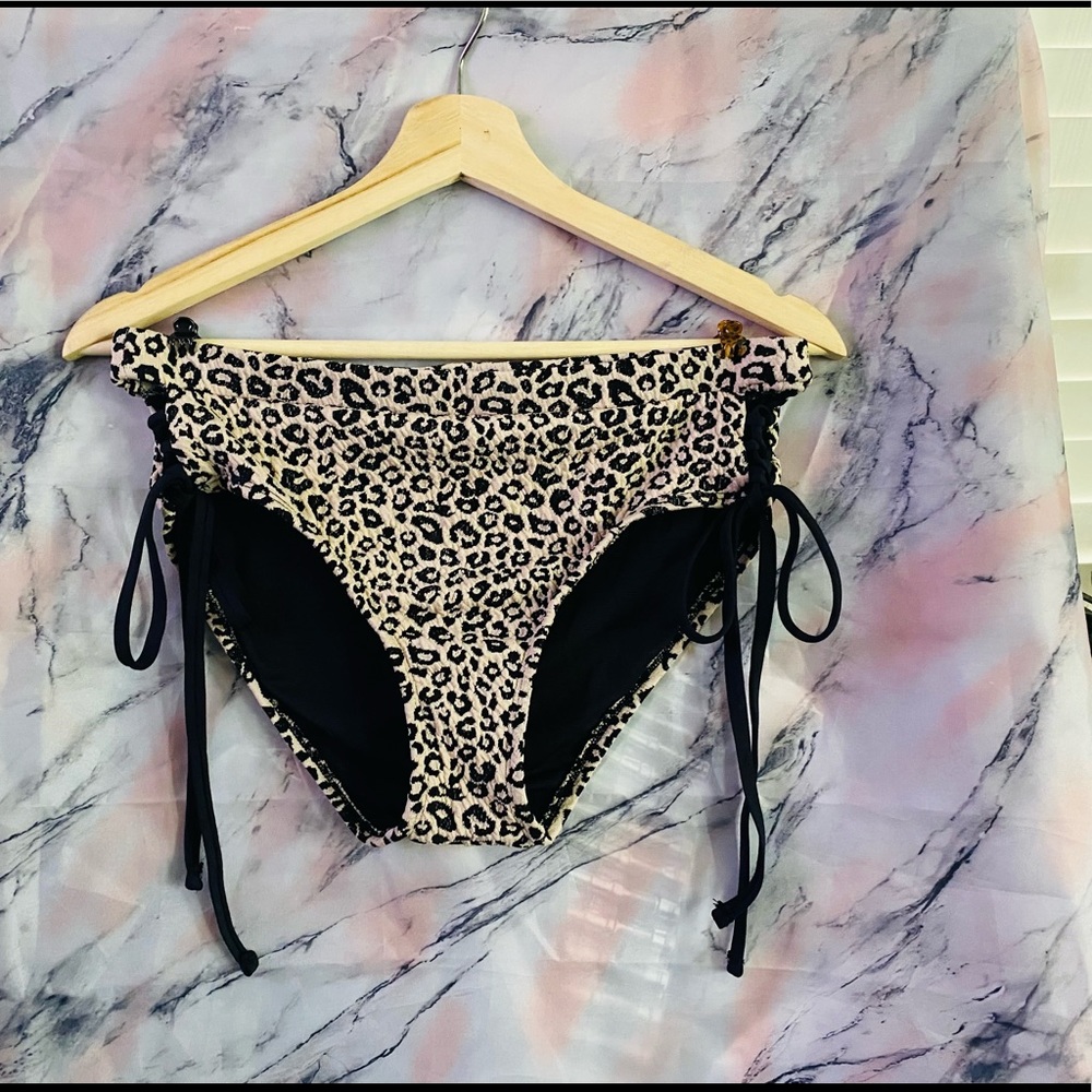 Bottom bikini wear